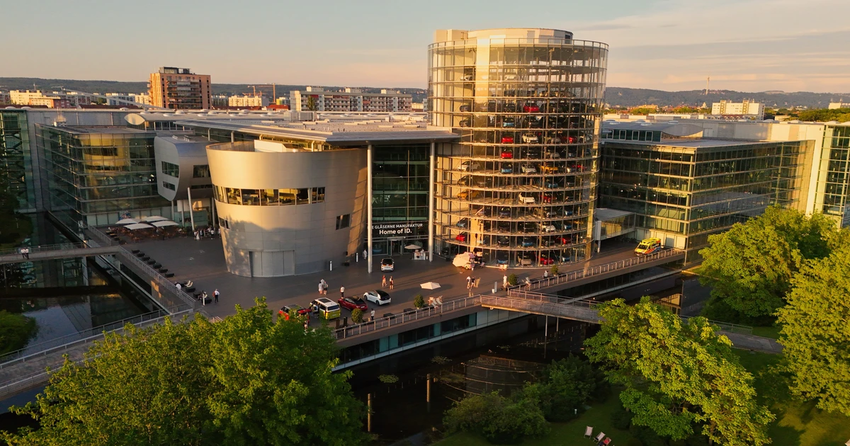 The worldwide unique combination of manufacturing and experience world, the Volkswagen "Transparent Factory" in Dresden has been closed.