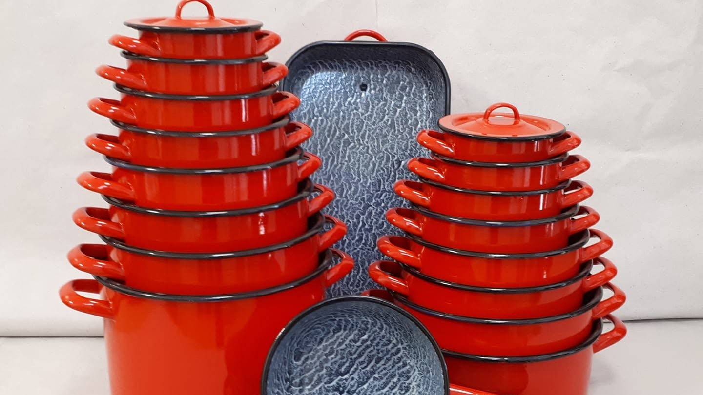 Les marmites rouges. L'émail était fabriqué selon une recette secrète.