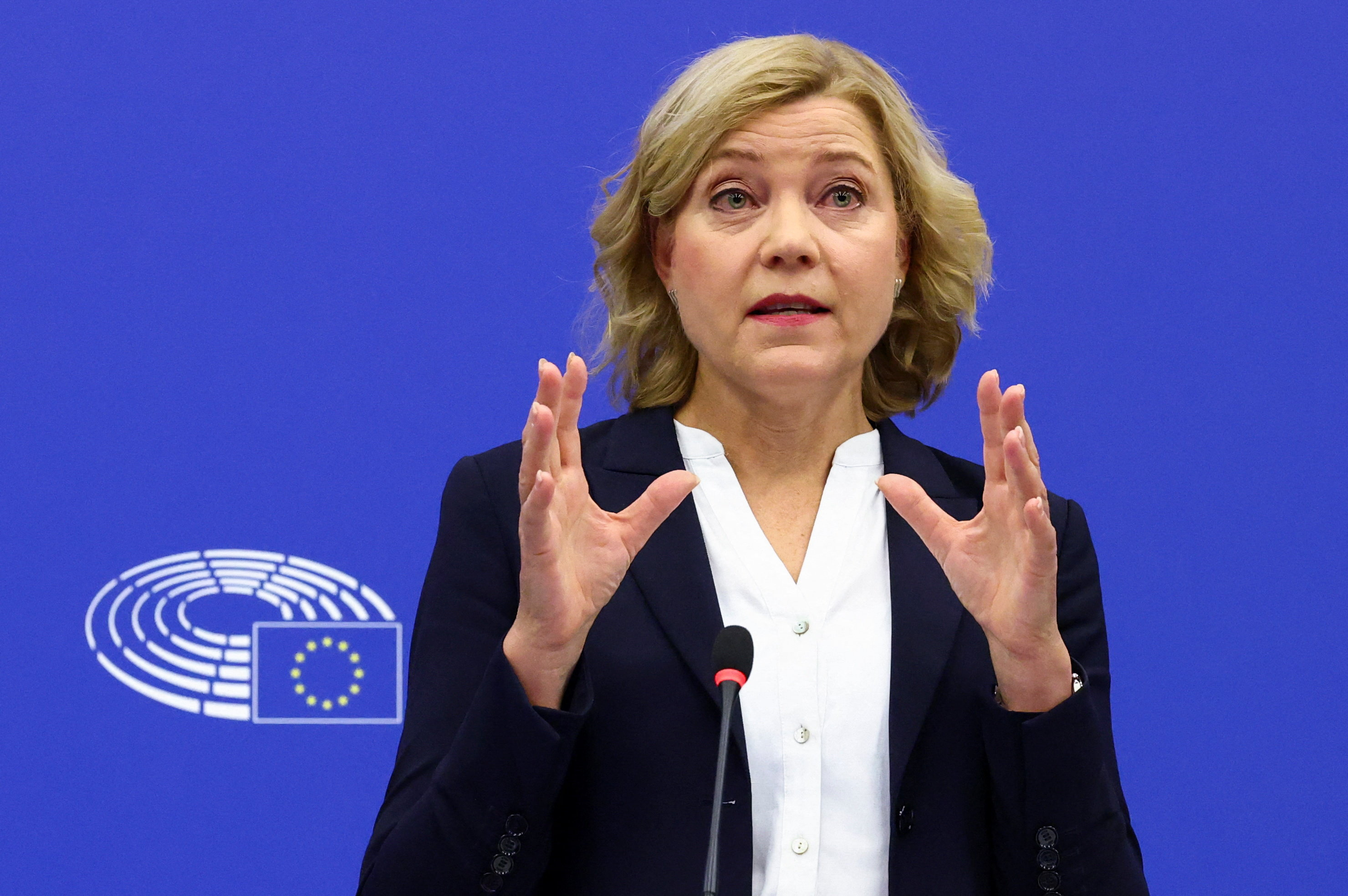 Euro zone ministers tell France to pass 2027 budget to calm markets