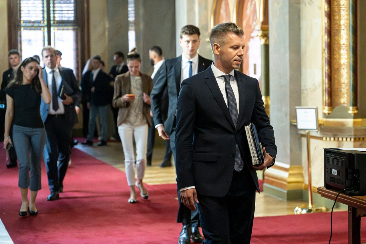 Magyar ging im Parlament an den NRK-Journalisten vorbei, ohne auf Fragen zu reagieren.