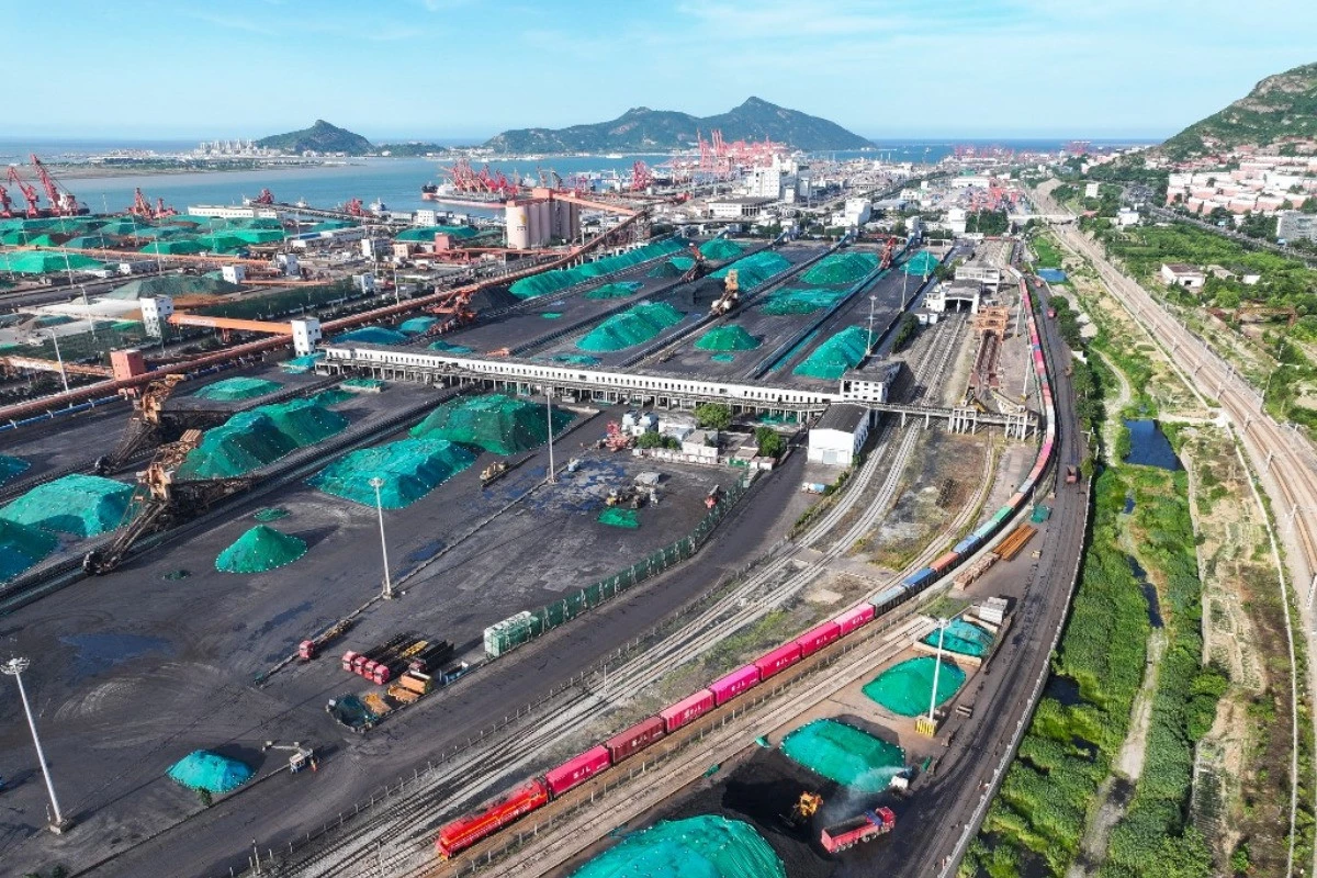 Freight train pulling out of the China-Kazakhstan Logistics Cooperation Base in Lianyungang, east China's Jiangsu Province.