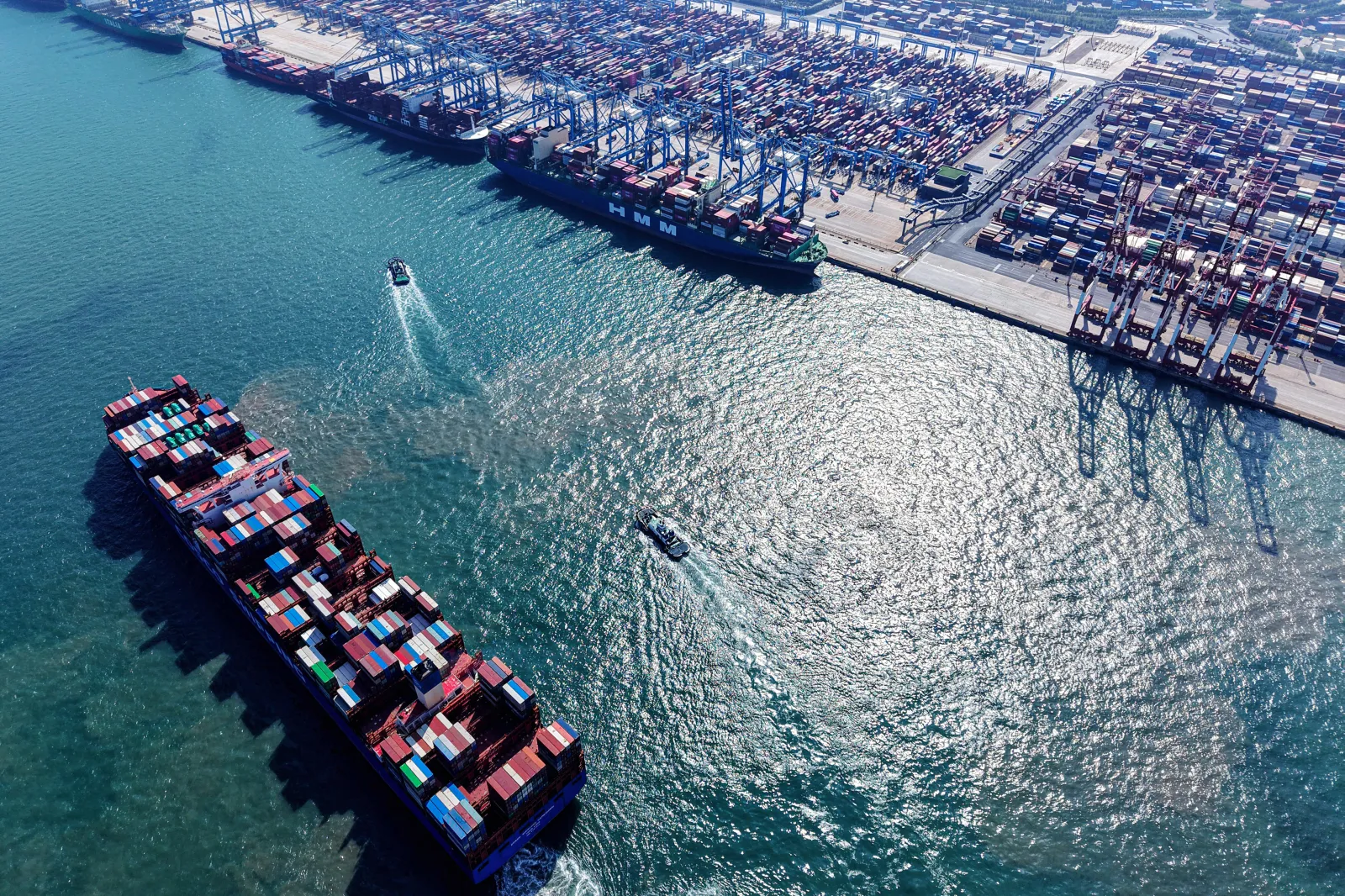 The vessel, Istanbul Bridge, completes the journey in just 22 days—nearly halving the time compared with traditional sea lanes.