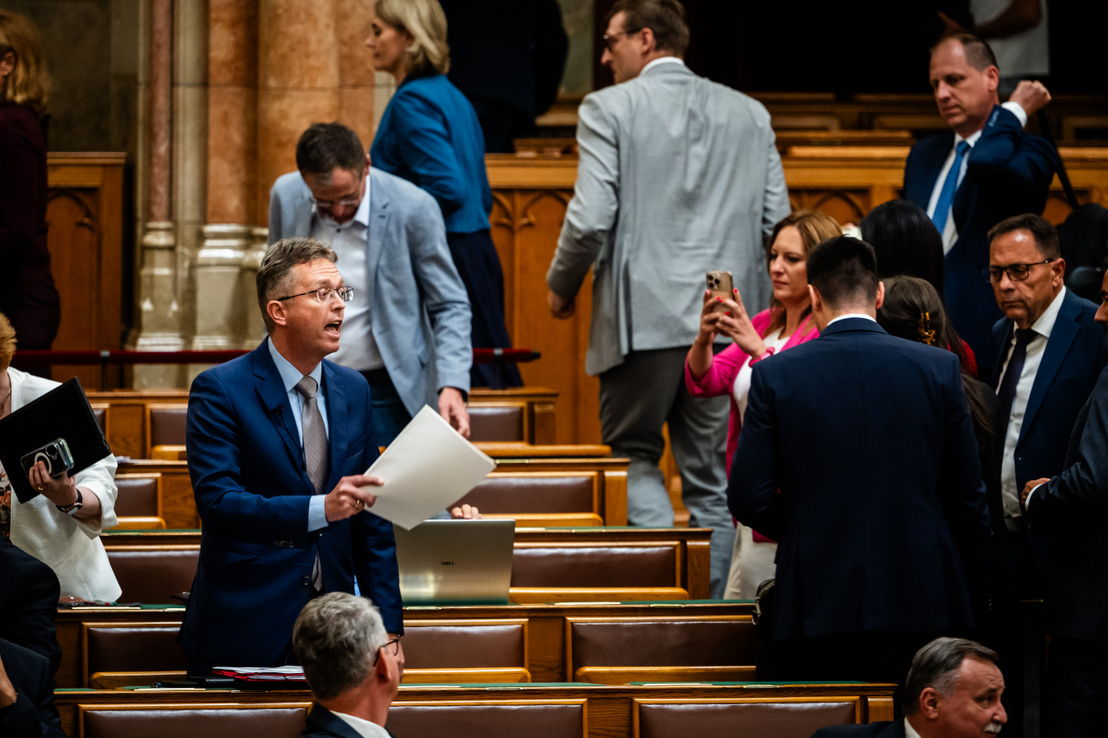 Während der Rede von Balázs Hankó beschlagnahmten Staatsanwälte die Server der Fidesz-Fraktion
